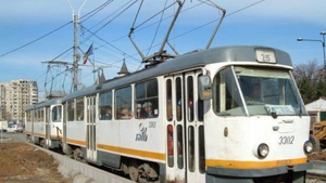 O fată în vârstă de 15 ani, prinsă sub tramvai în zona Luica din Capitală