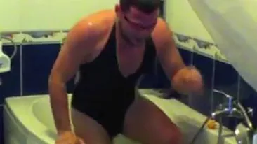 VIDEO Maria Dinulescu, luata la misto si de Cosmin de la Cassa Loco! Vezi cum o imita acesta aruncandu-se in cada!