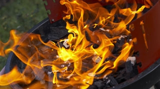 Un copil de 7 ani a ajuns cu arsuri grave la spital dupa ce a turnat benzina in foc