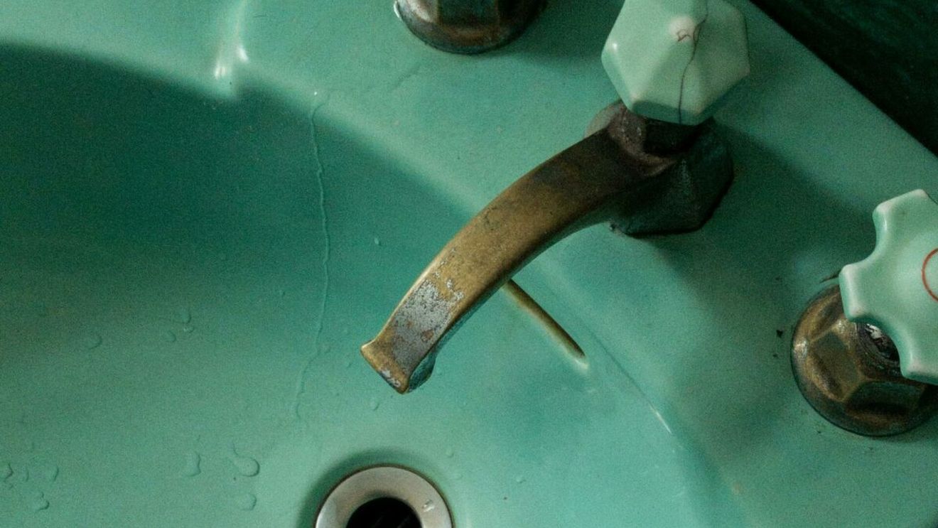 Trucul care îți salvează casa. Ce riscuri eviți dacă pui o hârtie în chiuvetă