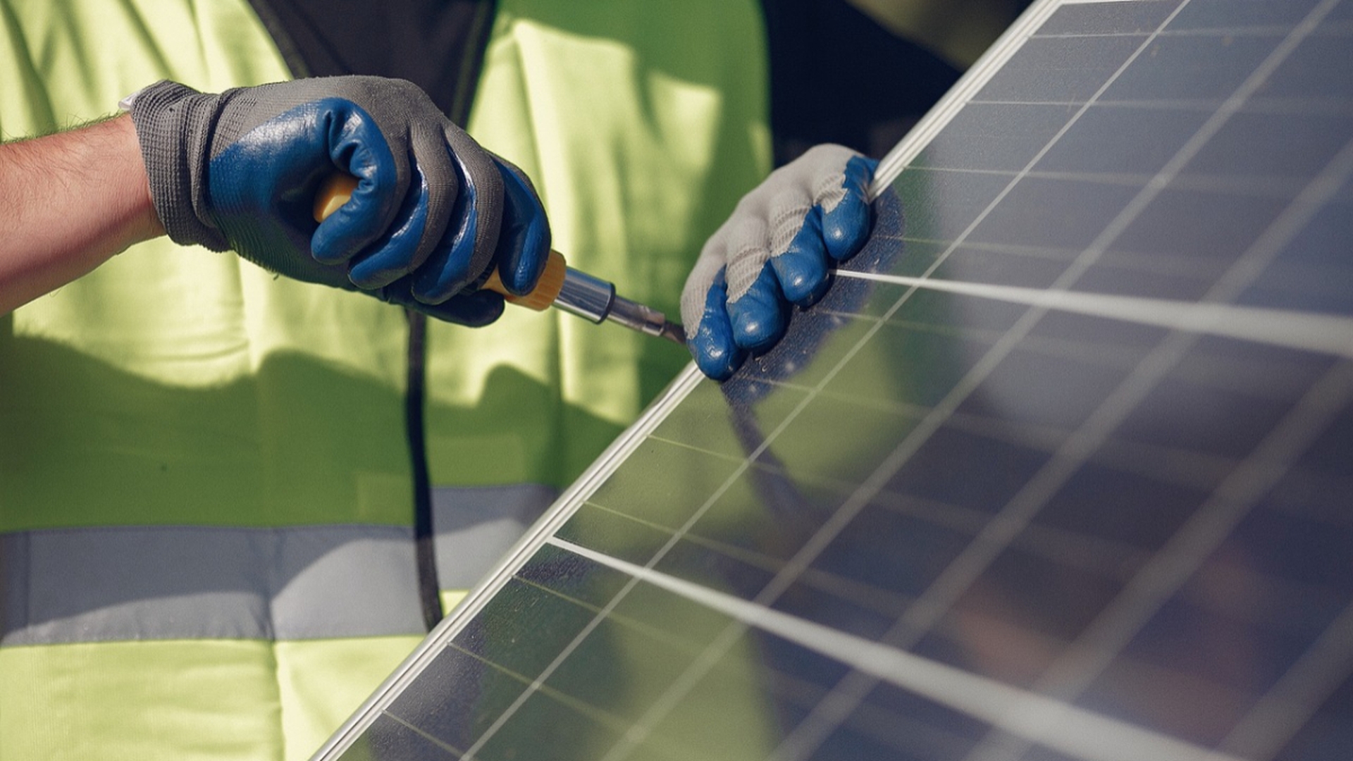 Bani de la stat pentru panouri fotovoltaice. Românii care îi vor trebuie să se grăbească
