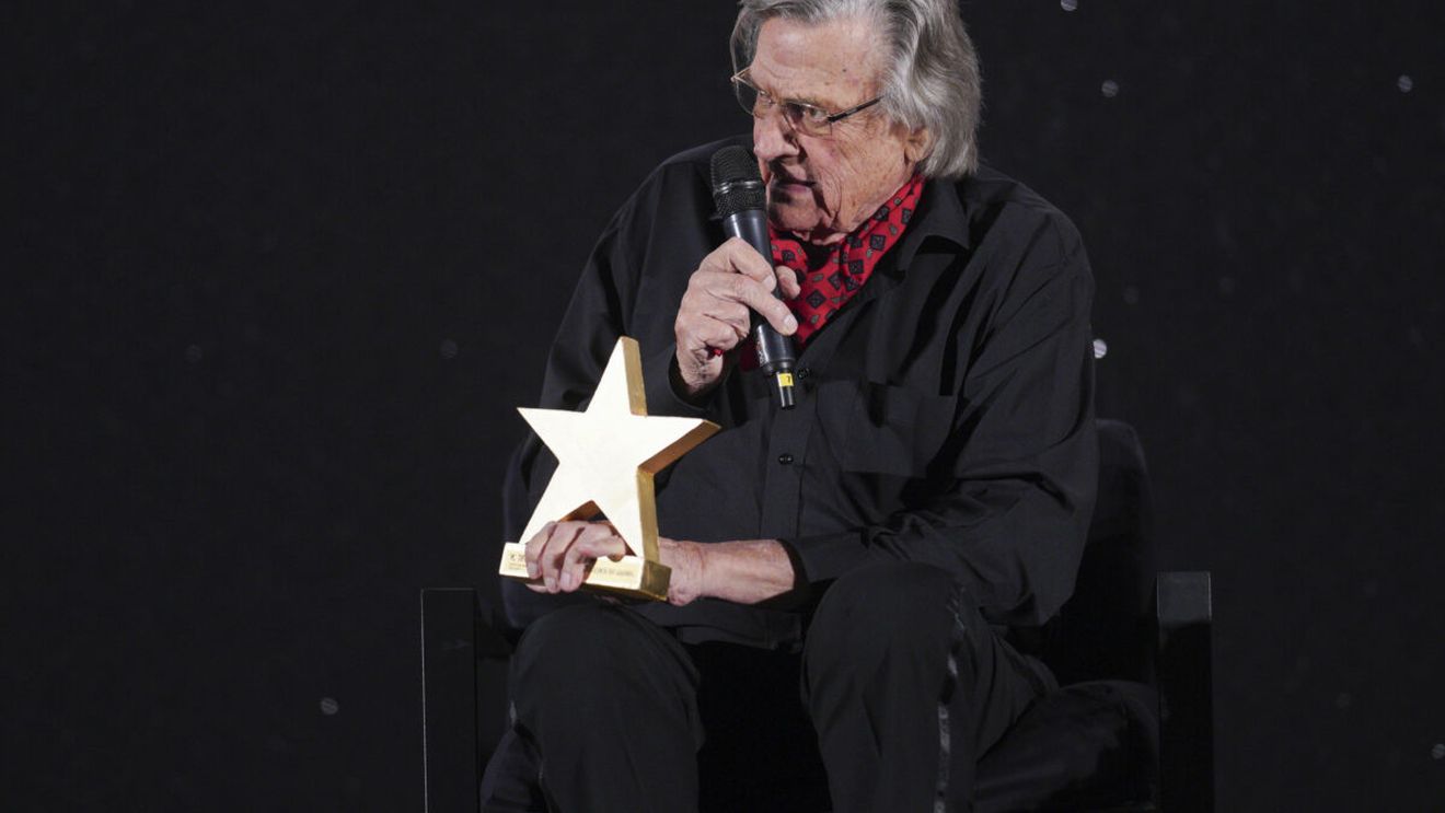 Motivul pentru care Florin Piersic poartă mereu un accesoriu roșu: „S-a și luptat cu morile de vânt”