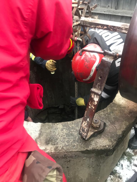 O tânără din județul Suceava a căzut într-o fântână adâncă de 28 de metri. Cum a decurs operațiunea de salvare | Foto + VIDEO