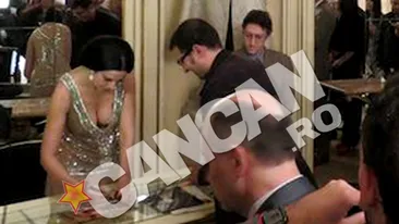 Incendiar! Priveste cu ce decolteu a cucerit definitiv o romanca celebra Italia. Sute de italieni au asteptat zeci de minute sa primeasca un autograf de la senzuala artista