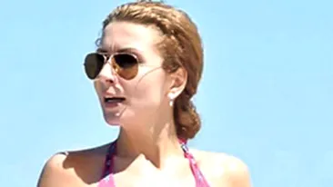 Acolo unde flotarile si aerobicul nu fac fata, intervine bisturiul! Carmen Bruma si-a pus silicoane - Vezi ce sani are acum