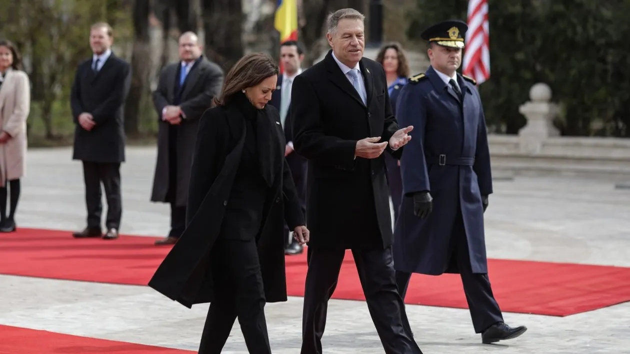 Moment amuzant la întâlnirea Kamalei Harris cu Klaus Iohannis. S-a pus în genunchi şi i-a uimit pe toţi