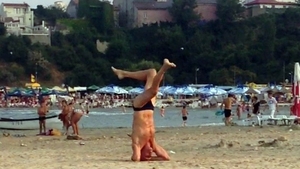 Ca pestele pe uscat! Cum "inoata" cu capul in nisip si picioarele sus un constantean care l-ar face invidios si pe guru Bivolaru