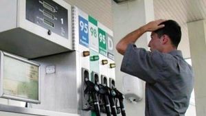 Localitatea din România unde prețul benzinei a depășit 8 lei. Prețuri record la combustibil