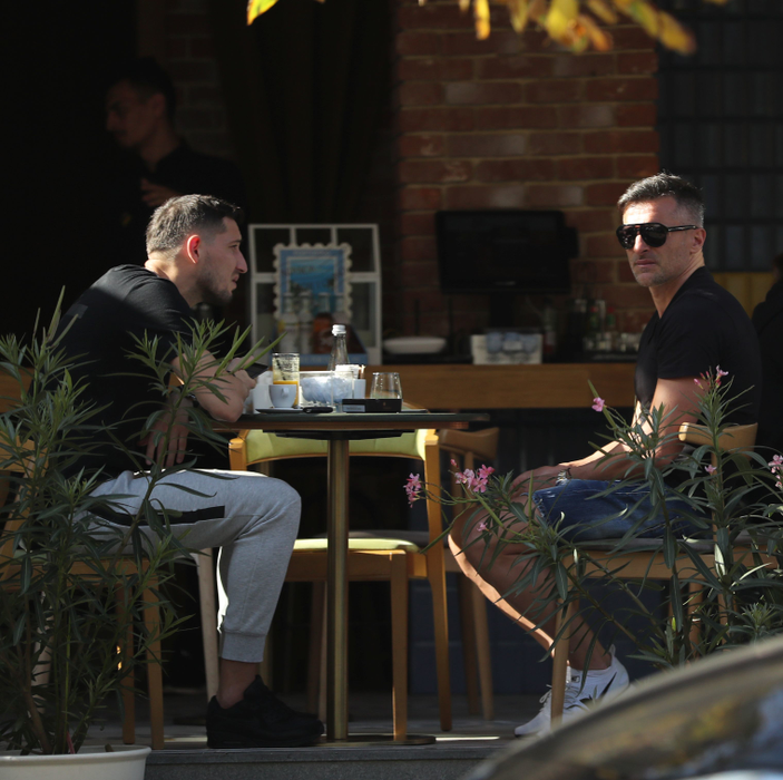 Primii care au sosit la cafenea au fost Mihai Costea "Nilă" (stânga) şi Iulian Dîrnea, "Loverboy-ul cu Ferrari" (dreapta)