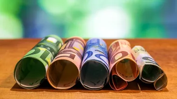 Cât au pierdut românii care au avut banii la bancă în 2025. A fost unul dintre cei mai nefericiți ani