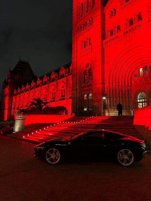 Muzeul Național de Istorie din Londra a fost luminat în roșu Ferrari / (sursă foto: CANCAN.RO)