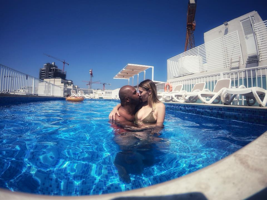 Însărcinată în 7 luni, Andreea Ibacka s-a distrat la piscină într-un costum de baie sexy. Detaliul rușinos pe care nu l-a putut ascunde