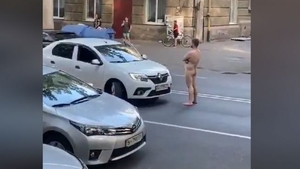 Imagini incredibile din Ucraina! Un bărbat care umbla gol pe stradă a fost „lichidat” de un şofer nervos