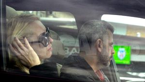 Imaginile care prevestesc o ”ruptură” între cei doi! Căsnicia primei sexy-asistente TV e pusă la încercare!