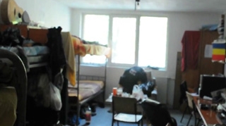 VIDEO Viata in caminele din Bucuresti! Studentii astia dau manele la maximum, deschid usa camerei dupa ce prajesc ouale si mananca dezbracati intr-un jeg de nedescris - Ghici la ce facultate sunt!