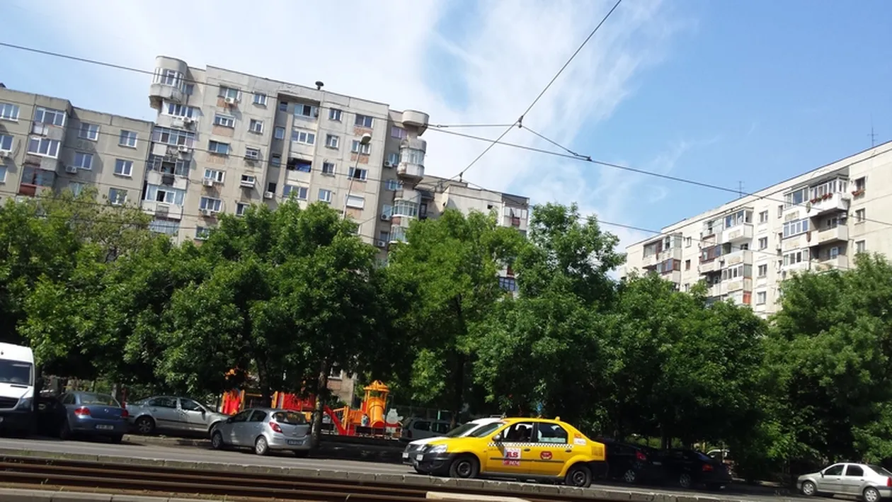 O femeie din Capitală a decedat după ce s-a aruncat de la etajul 7. Poliția a deschis dosar penal