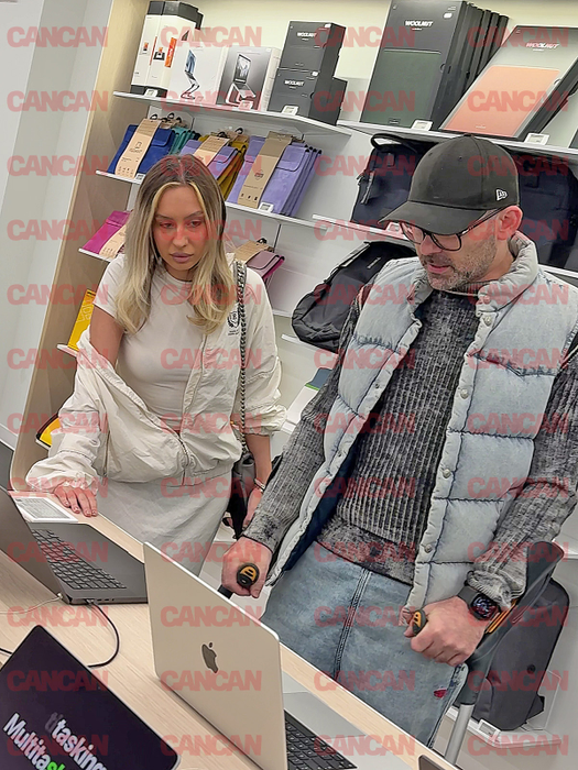 Spike și Sabrina cumpără un laptop