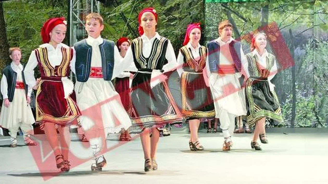 Edilii Capitalei au facut cinste cu focuri de artificii si spectacole in aer liber