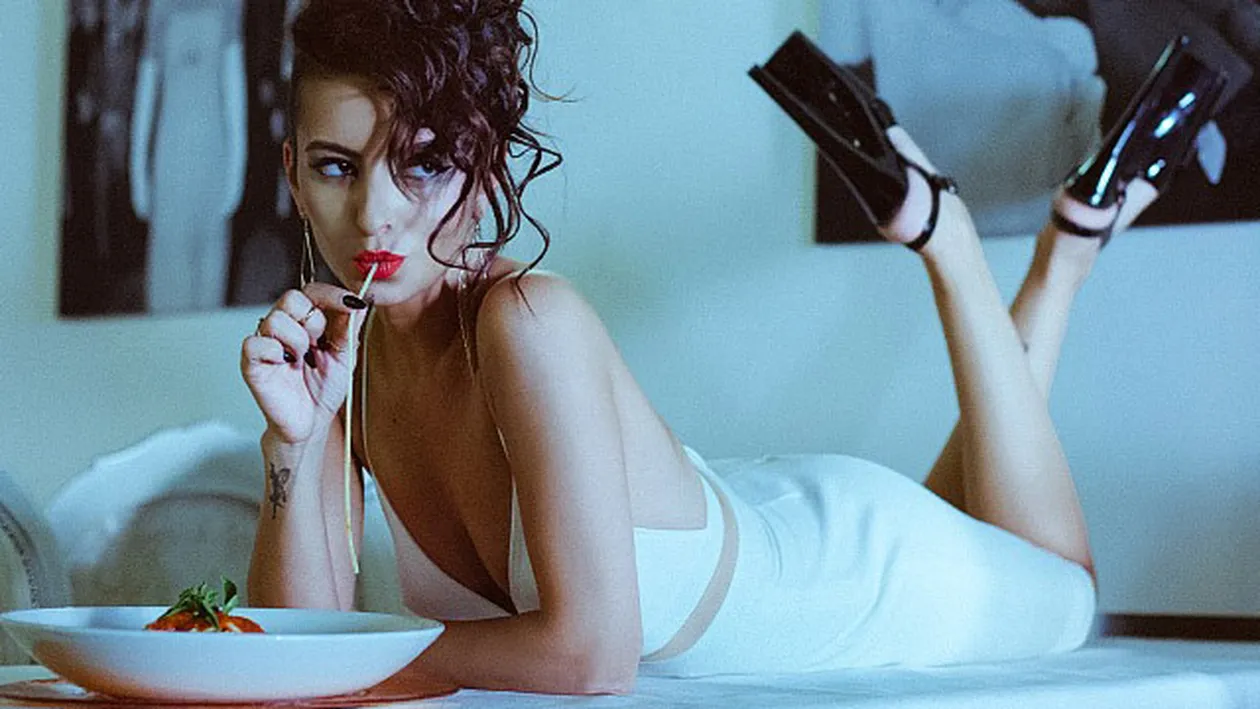 Giulia in sanii goi in intimitatea casei sale! Cum a fost surprinsa cantareata! Vedeta este mai mult decat HOT