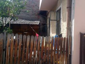 Aceasta este casa care necesită renovare.