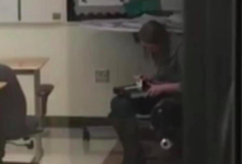 Această profesoară a început să facă un gest şocant în faţa elevilor săi! Nu şi-a dat seama că e filmată, iar la scurt timp a fost chemată şi Poliţia