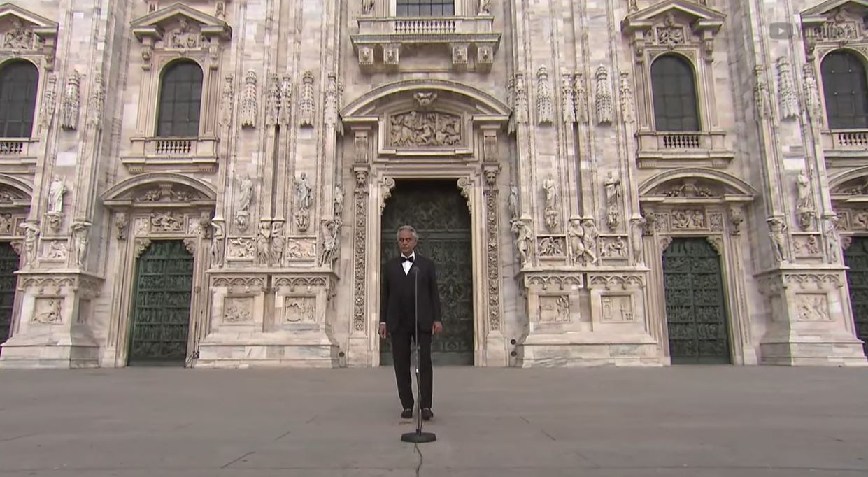 Imagini răvășitoare! Andrea Bocelli, concert uluitor în fața Domului din Milano, fără niciun spectator. Mesajul artistului a făcut înconjurul lumii