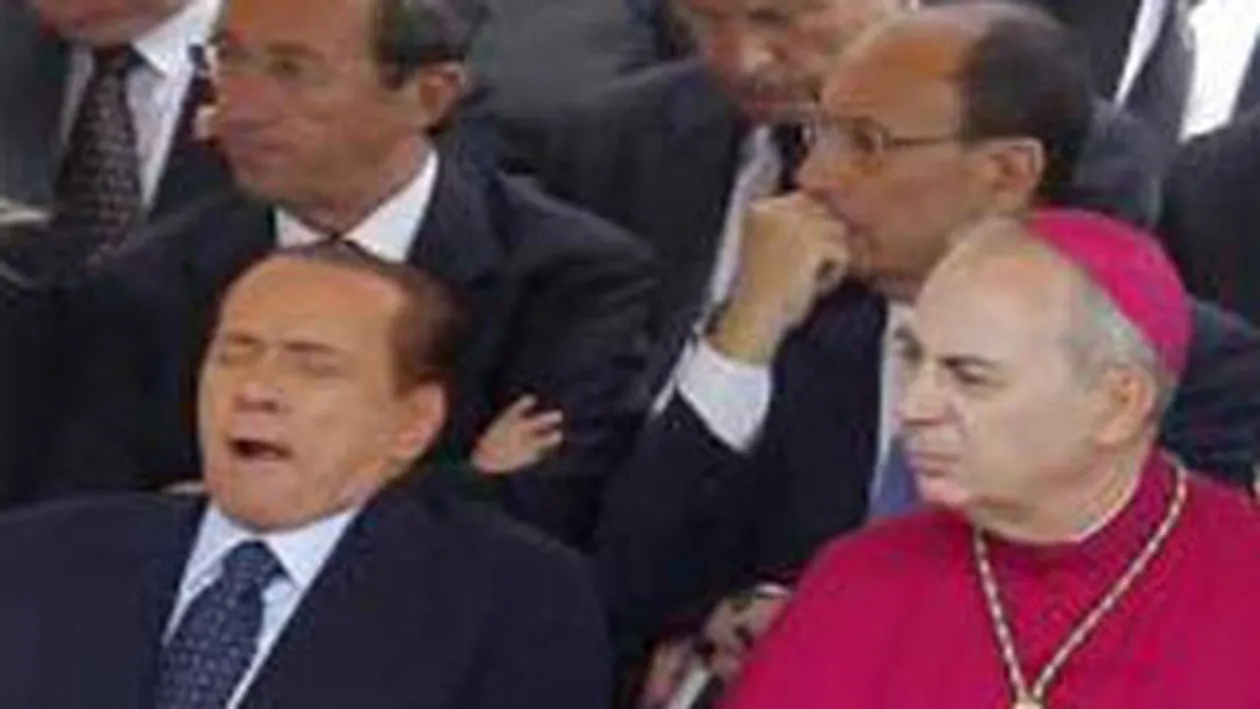 Berlusconi ce plictisit esti! Premierul italian a dormit la slujba de beatificare a Papei Ioan Paul al II-lea!
