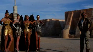 Botezatu le chinuie si mai mult pe fetele de la Next Top Model! Le-a imbracat cu rochii de 20 de kilograme!