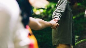 Iubire cu năbădăi pentru o copilă de 14 ani și un bărbat de 23. Cum a reacționat mama minorei, după ce aceasta s-a mutat în casa iubitului: „A vrut să se mărite”