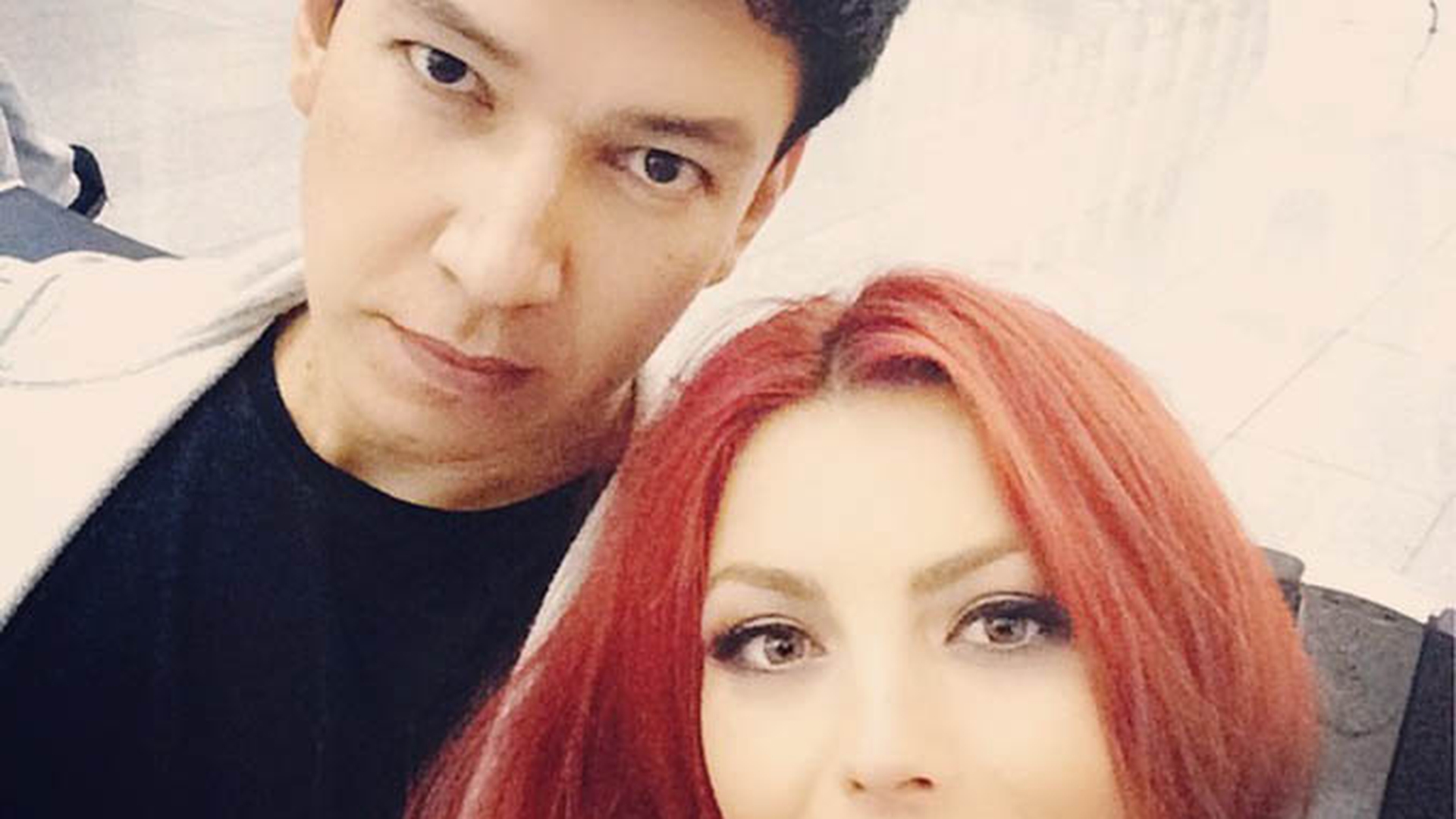 Politia s-a autosesizat, dupa ce Elena Gheorghe a fost filmata in timp ce-i da spaga unui agent!