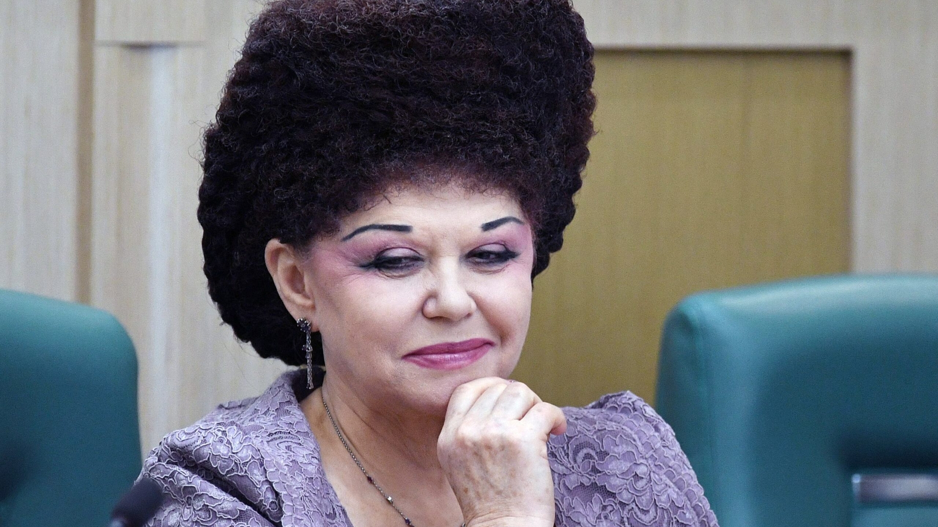 Cine este Valentina, senatoarea care a uluit publicul cu coafura sa. Internauții spun că seamănă cu Marge Simpson
