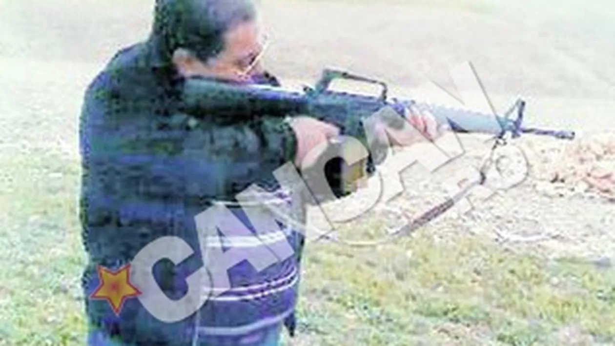 Urmarit de Politia Romana, Romeo Ursu s-a fotografiat in actiune! Interlopul Boenica s-a inarmat cu o pusca mitraliera