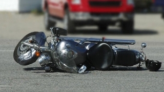 Un batran a fost lovit pe trecerea de pietoni  de un motociclist