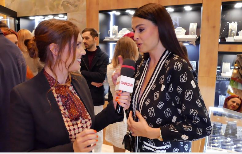 Vedeta poartă bijuteriile bunicii sale