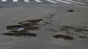 Scenariu de comedie! Ce i s-a întâmplat unui bărbat, după ce a dat cu roata mașinii într-o groapă, la ieșire din Brăila și a cerut ajutorul unui localnic