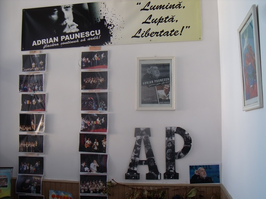 Adrian Păunescu, omagiat la şcoala din Focşani