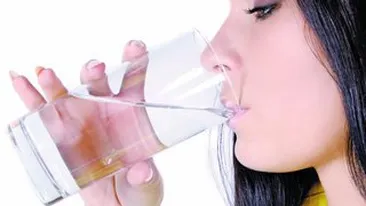 2 litri de apa pe zi te pot feri de guta