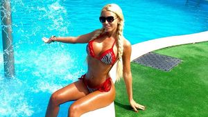 Loredana Chivu, sexy si uda. Si-a scos posteriorul din apa si...