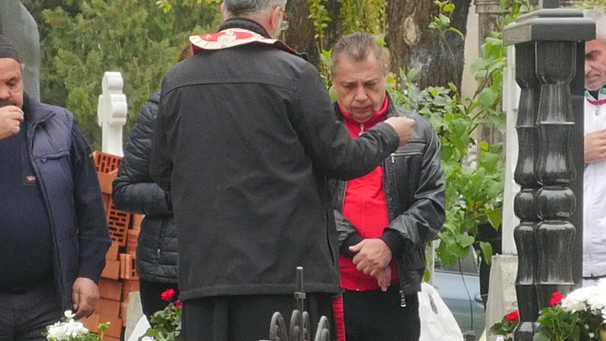 Migdale, fratele lui Fane Spoitoru, vizibil îndurerat, la mormântul interlopului