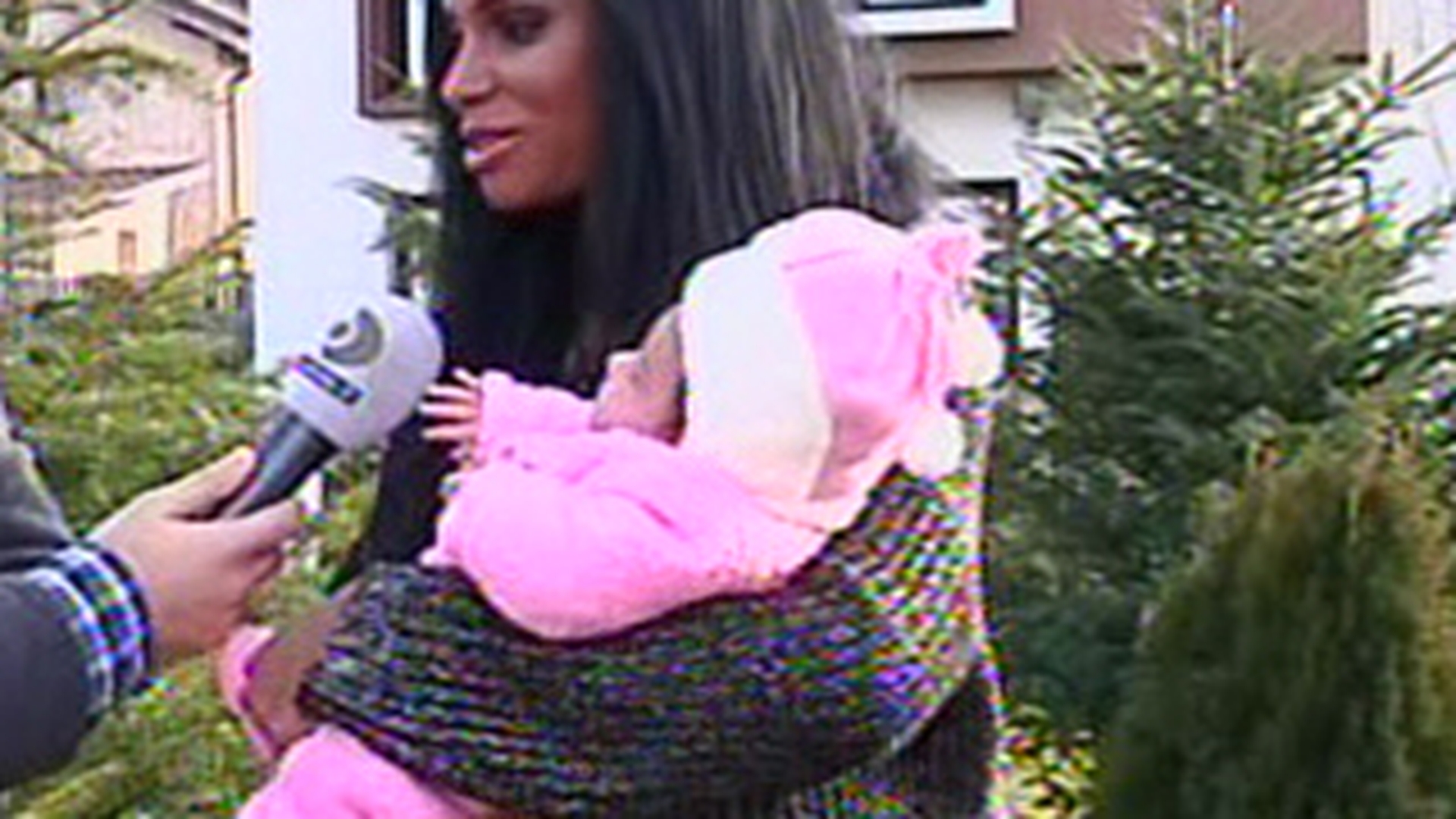 VIDEO Primele imagini cu fetita lui Laurette! E mulatra ca mamica si are parul zbarlit!