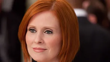 Miranda din Sex and the City s-a ras pe cap! Ai recunoaste-o pe strada?