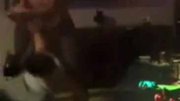 N-o sa-ti vina sa crezi ce a patit un tanar pentru ca s-a jucat la Playstation, in loc sa mearga la iubita lui sexy, care-l astepta in dormitor!