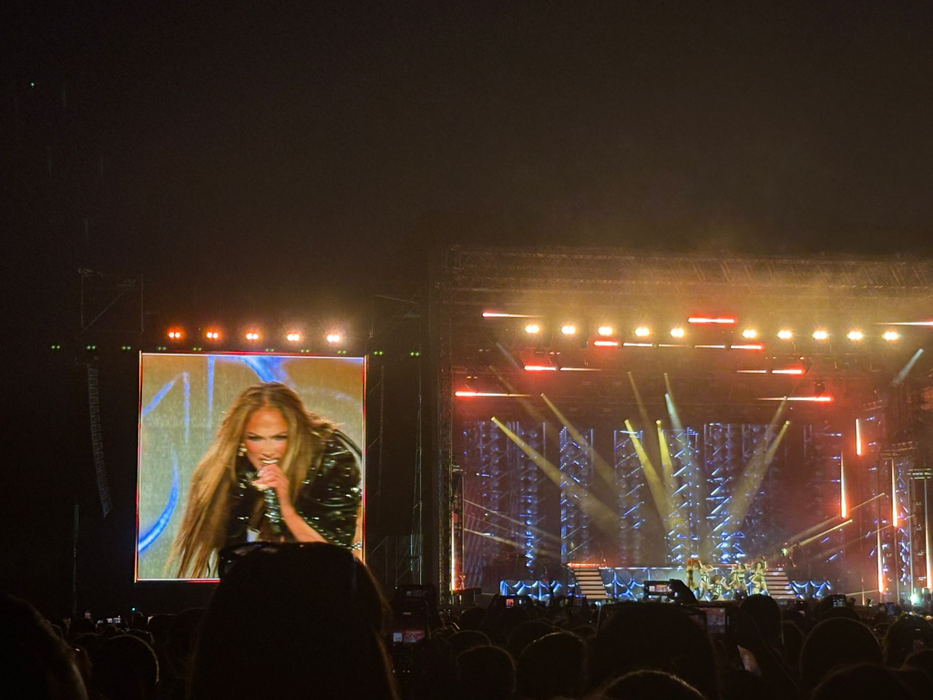 Jennifer Lopez s-a dezbrăcat în lenjerie intimă pe scenă! Ținuta lascivă i-a uimit pe români
