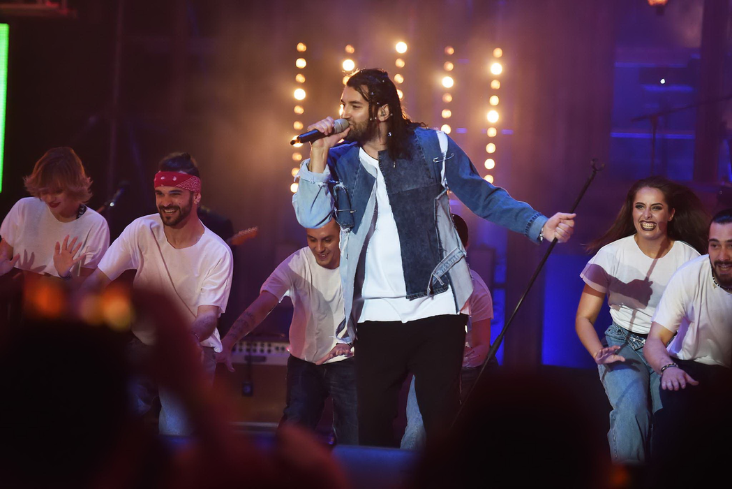 Gina Pistol și-a susținut iubitul împreună cu “socrii ei”! Imagini senzaționale de la concertul lui Smiley de la Arenele Romane