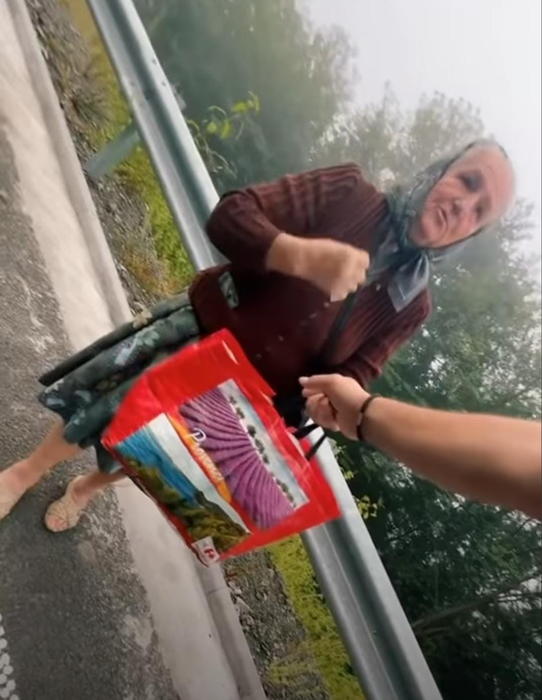 Culiță Sterp, așa cum rar se lasă văzut. Ce a făcut cântărețul în momentul în care a întâlnit o bătrână pe stradă