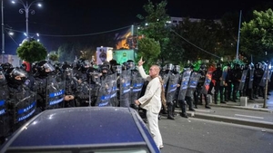 ”Omul în alb” care a dirijat protestul violent din Piața Victoriei rupe tăcerea!”Eu n-am venit că, vezi Doamne, se va tulbura ordinea publică”