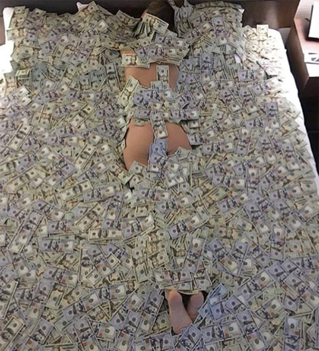 Milionara din imagini işi conduce bolidul de lux…goală puşcă! Copiii bogătaşilor, în ipostaze incredibile!
