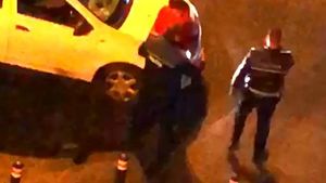Exclusiv! Scandal ca în filme în miez de noapte între Poliția Română și doi tineri! Un agent a bătut cu bestialitate un bărbat. VIDEO