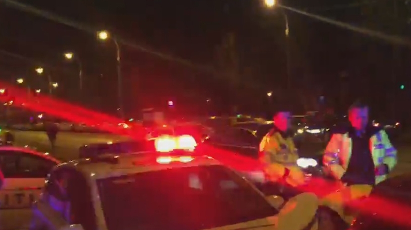 Un tânăr s-a baricadat într-un Porsche, după ce a lovit un poliţist