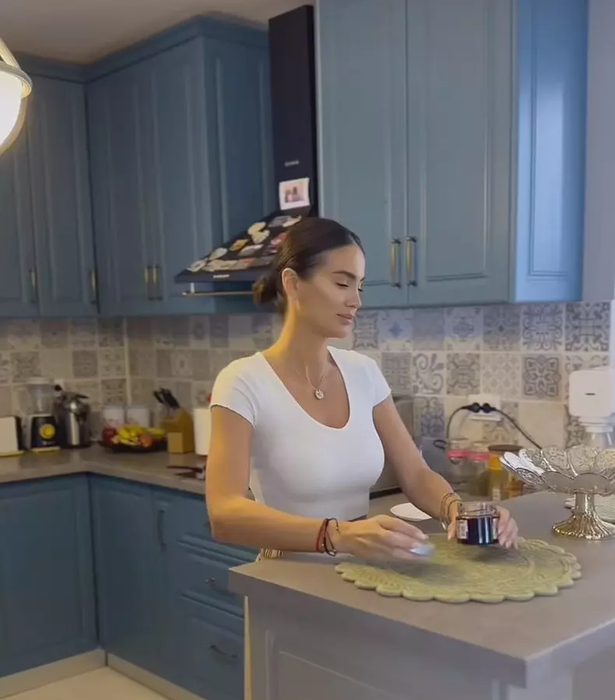Cum arată vila în care locuiește Geanina Ilieș. Are un living spațios și o curte imensă